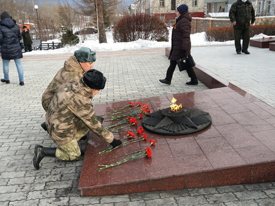 Росгвардейцы Бурятии возложили цветы к мемориалу в День неизвестного солдата