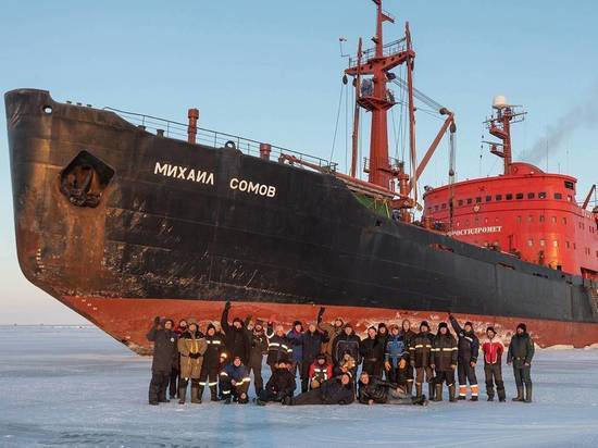 Научно-экспедиционное судно застряло на Северном морском пути из-за внезапно ухудшившейся в начале ноября ледовой обстановки