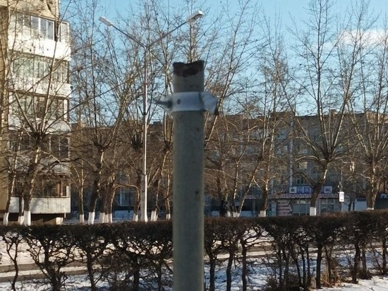 Вандалы сломали светофоры в парке Краснокаменска, власти обратились в полицию