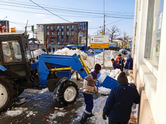 Дорожники, коммерсанты и студенты убирают снег с тротуаров во Владивостоке