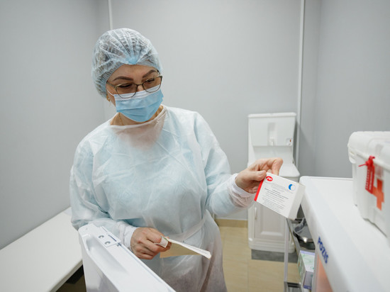 Почти 6 тысяч доз вакцины «ЭпиВакКорона» прибыли в Псковскую область