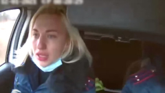 Блондинка-полицейский с пистолетом помогла задержать подростка-нарушителя: видео погони