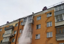 3 декабря в Барнауле очистили от снега и наледи 93 крыши домов