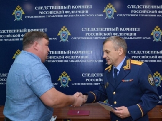 Глава СК Забайкалья наградил водителя «скорой» за задержание насильника