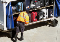 Пленка защищает чемодан от повреждений, хищения одежды и других проблем