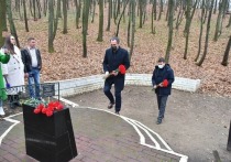 Утром 3 декабря губернатор Белгородской области Вячеслав Гладков возложил цветы к могиле неизвестного летчика в Пушкарском лесу