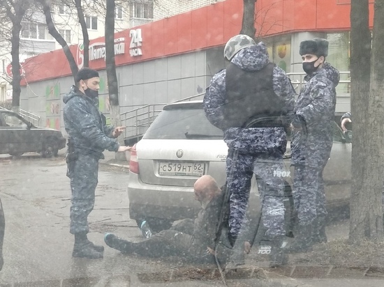 На улице Дзержинского в Рязани сотрудники ГБР задержали мужчину