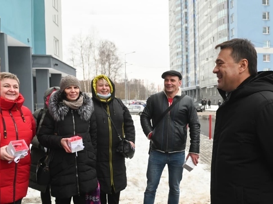 Губернатор Андрей Воробьёв вручил ключи от квартир обманутым дольщикам ЖК «Лобня Сити»