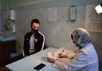 Полный состав футбольной команды «Шахтер», включая тренеров, прошел иммунизацию против коронавирусной инфекции, сообщает министерство здравоохранения ДНР
