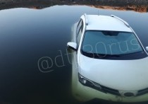 В Астраханской области в водоеме нашли автомобиль с погибшим внутри водителем