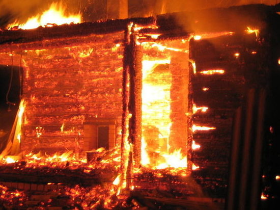 Сообщение о пожаре во дворе многоквартирного дома на улице Адмирала Макарова поступило в службу 112 за четверть часа до полуночи в четверг, 2 декабря – горела частная баня