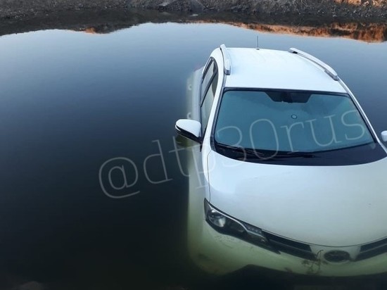 В Астрахани в реке нашли автомобиль с погибшим мужчиной