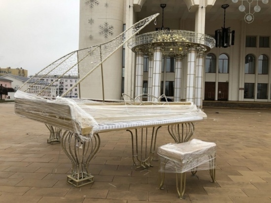 В Курске на Театральной площади появились рояль и светодиодная ротонда