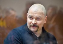 Отец погибшего в СИЗО неонациста Максима Марцинкевича, более известного как Тесак, бурно отреагировал на информацию о том, что его сыну предъявлено обвинение в трех убийствах