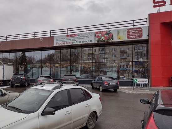 В Пензе продолжают убирать рекламные конструкции со зданий города