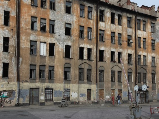 В Петербурге за два года планируют завершить программу расселения аварийного жилья