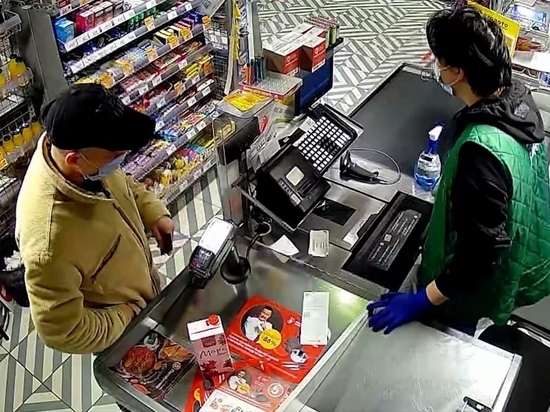 В Архангельске полиция ищет мужчину, который, вероятно, расплатился в магазине чужой картой