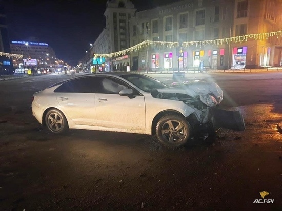 Две иномарки разбились возле главной городской елки в Новосибирске