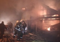 Ночью в Барнауле загорелся частный жилой дом на улице Достоевского