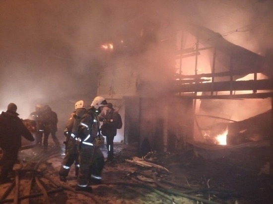 Частный дом сгорел ночью на улице Достоевского в Барнауле