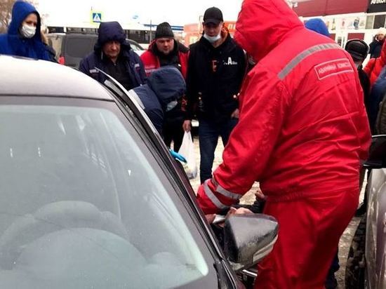 Уснувший дважды водитель устроил ДТП возле остановки в Новосибирске