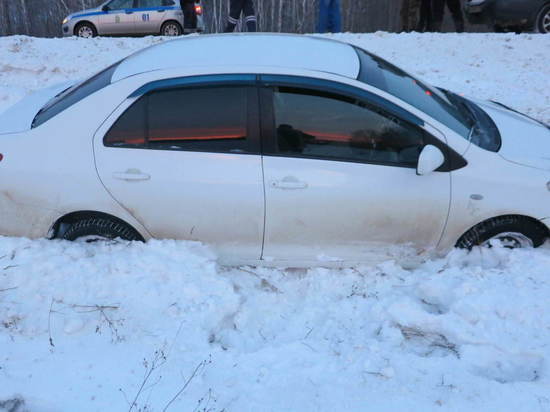 В Томской области мужчина бросил угнанный автомобиль в сугробе
