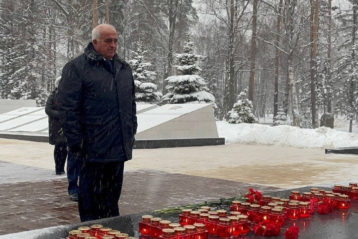 В День неизвестного солдата губернатор Сергей Ситников возложил цветы к костромскому Вечному огню