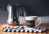 Известный американский диетолог Лиза Московиц назвала некоторые привычки, в отношении кофе, которые по ее мнению могут приводитб к прежджевременному старению
