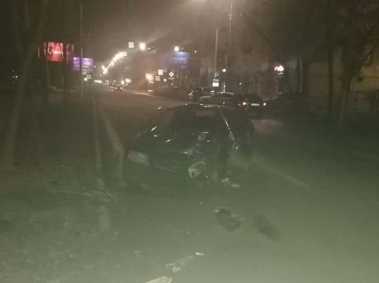 Из-за ДТП в Саратове пострадали две женщины и дерево