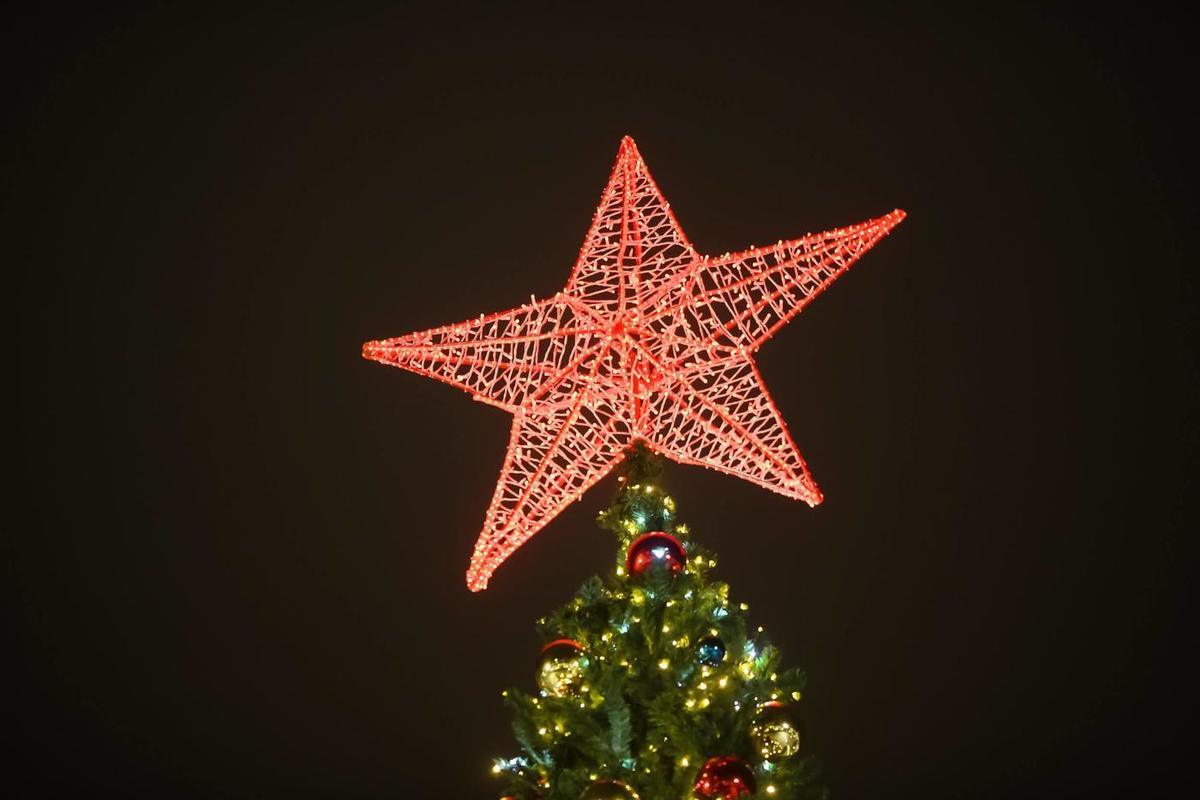 Новый год 2024 волгоград. Новогодняя елка с красной звездой. Красная звезда на елку. Елка с красной звездой современная. Елка звезда храм.