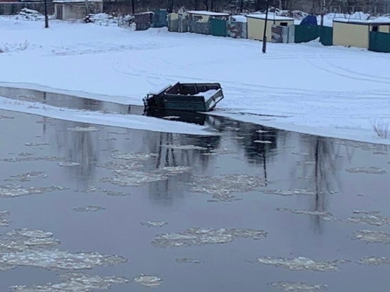 В Тверской области грузовик съехал в реку