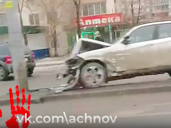 В Челябинске в ДТП пострадал водитель BMW, сбивший дорожный знак
