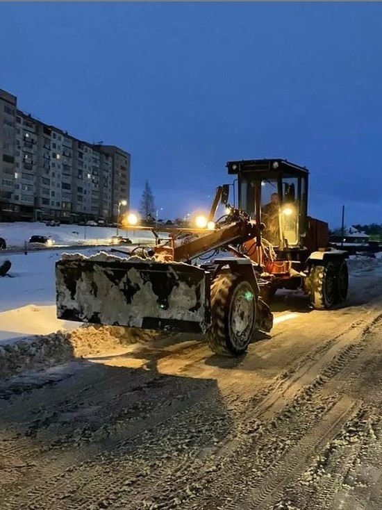 Администрация Пскова просит автовладельцев убрать машины с четырех улиц для уборки снега