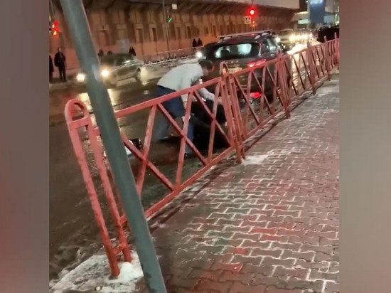 В центре Ярославля таксист избил пассажирку и ее мужа