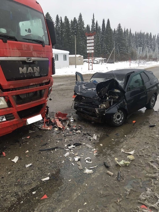 В Кировской области на трассе &#34;двенашка&#34; попала под грузовик с прицепом: трое погибли
