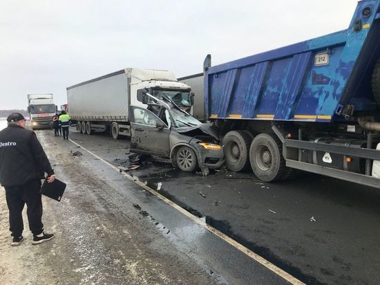 В Омской области на «трассе смерти» два человека пострадали в аварии с грузовиком