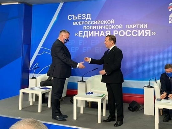Медведев вручил забайкальскому депутату Гурулеву партбилет ЕР
