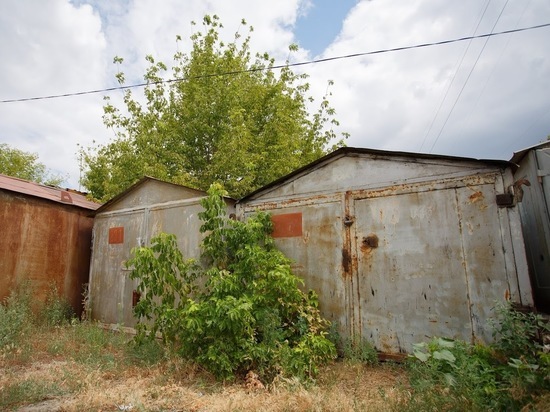 В Астрахани городские власти демонтируют незаконные гаражи