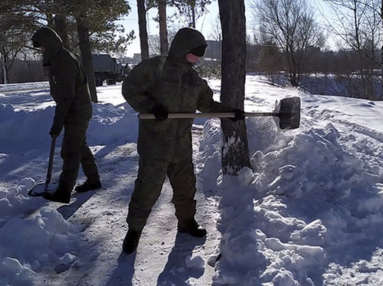 Более 25 километров дорог очистили от снега военные в Хабаровском крае