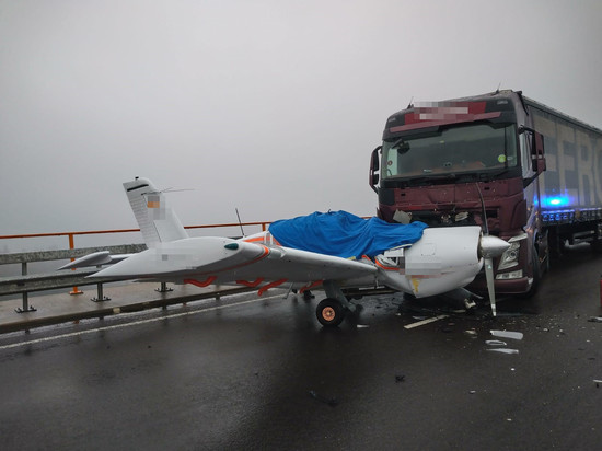 На немецком автобане грузовик столкнулся с самолетом