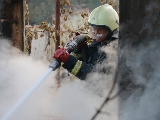 В Ростовской области во время пожара в частном доме спасли человека