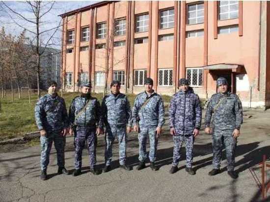Росгвардейцы эвакуировали детей из окон горящей школы во Владикавказе