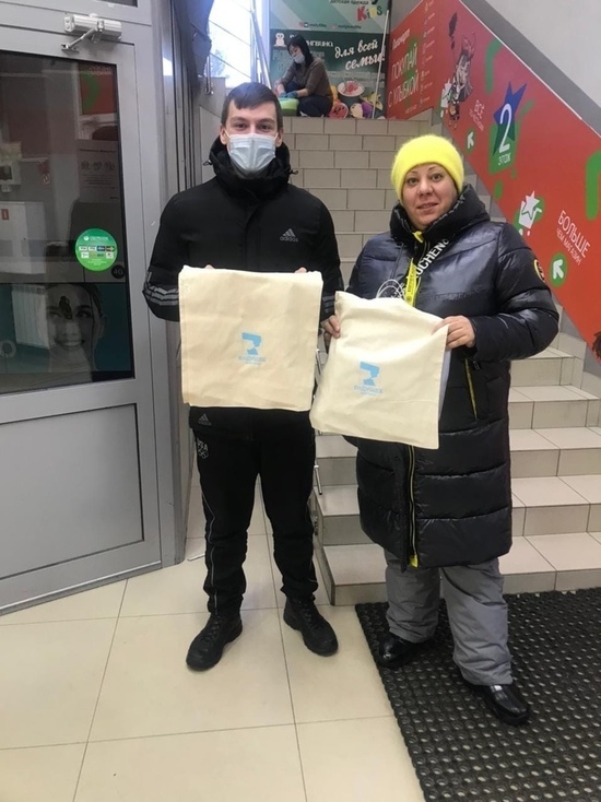 Безопасно и красиво: северян призывают отказаться от пакетов и дарят им экосумки волонтеры Ямала