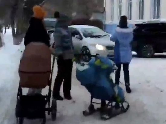 Новосибирские водители разгоняют с тротуара матерей с колясками