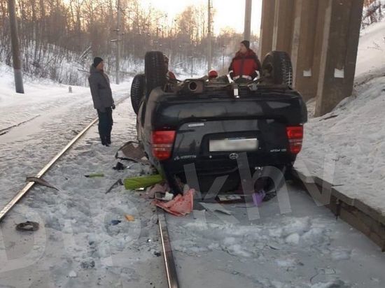 В Хабаровске паркетник Toyota Kluger упал на железную дорогу