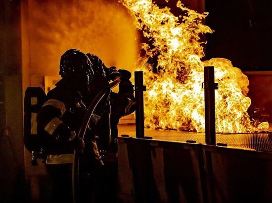 Пожарные тушили горящую квартиру в городе Волжске