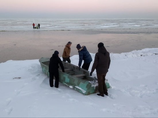 Двое рыбаков и ребенок оказались на отколотой льдине в Приморье
