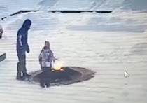 Играя со снегом, девочка потушила Вечный огонь в Красном селе. Об этом сообщили очевидцы в группе «Транспортный коллапс» во «ВКонтакте»