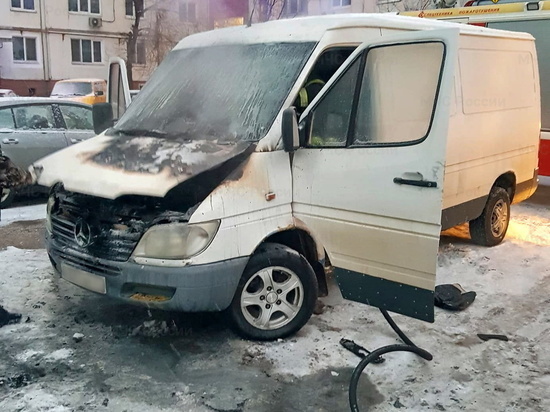 Утром в Смоленске загорелась иномарка, оставленная хозяином прогреться