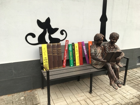 Бронзовые дети на скамейке в Вязьме читают книги под фонарем